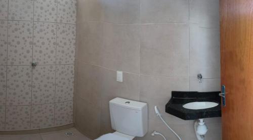 un baño con inodoro y lavabo en Pousada Apart Praia Uruaú, en Beberibe