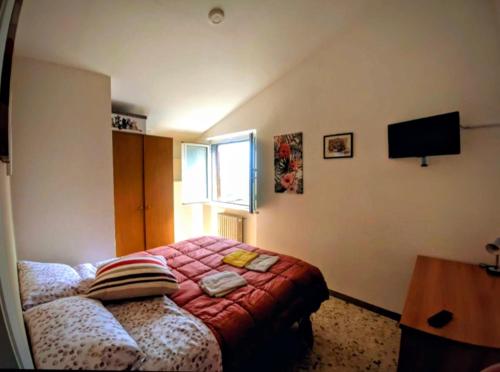 Un dormitorio con una cama y una ventana en Casa Sant'Ercolano, en Perugia