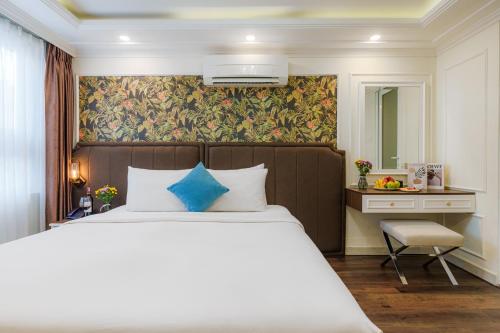 Postel nebo postele na pokoji v ubytování Elite SOFEA Saigon Hotel and Spa