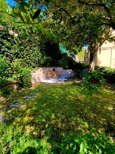 einen Hinterhof mit einem Kamin im Gras in der Unterkunft Michelangelo Green Corner in Casalecchio di Reno