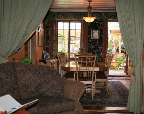 a living room with a couch and a table and chairs at Gîte À l'Augustine in Quebec City