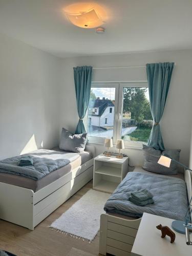 a bedroom with two beds and a window at Ferienwohnung Südstraße Dachterrasse in Eschede