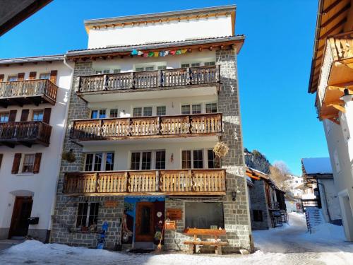 a building with a balcony on top of it at Arturo Fasciati Ferienwohnungen in Bivio