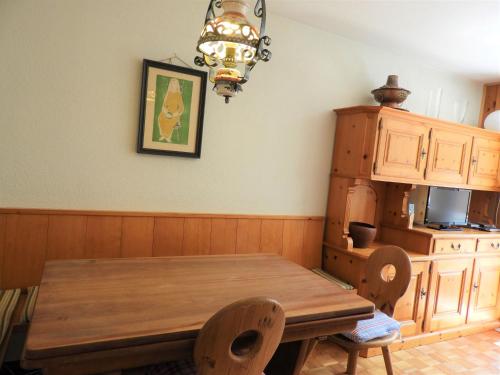 a dining room with a wooden table and chairs at Arturo Fasciati Ferienwohnungen in Bivio