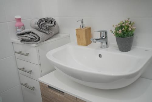 Gambar di galeri bagi Apartment Ferienwohnung mit Grünem Blick Terrasse & Neu saniert Bordinghaus 24h Check-In in Freudenberg am Main di Freudenberg am Main