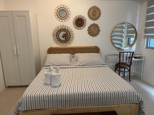 um quarto com uma cama com duas toalhas em Telly's Studio Across NAIA3 em Manilla