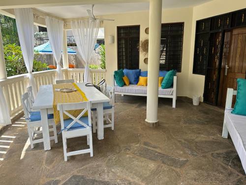 ディアニ・ビーチにある3 Bed Room private villa with poolのギャラリーの写真