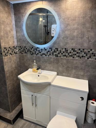 曼彻斯特City Stay Manchester Apartment 1, centrally located near Northern Quarter的带白色水槽和镜子的浴室