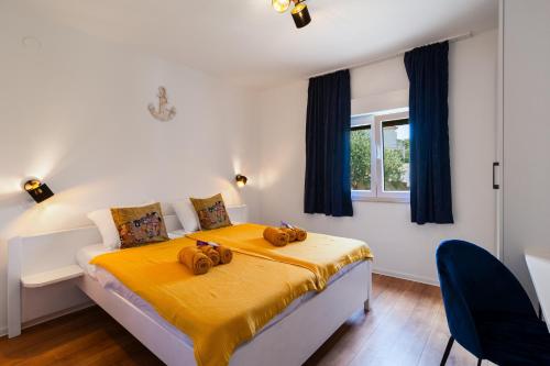 Un dormitorio con dos ositos de peluche en una cama. en Smiljin Dvor, en Nečujam