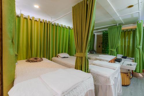 Postel nebo postele na pokoji v ubytování Elite SOFEA Saigon Hotel and Spa