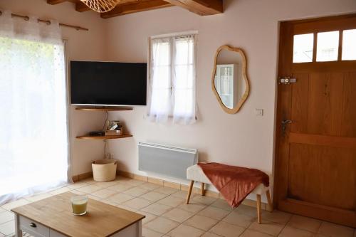TV a/nebo společenská místnost v ubytování Maison basque authentique à Larrau