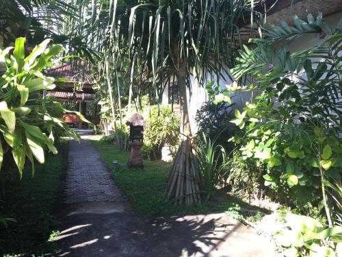 Сад в Bumi Ayu Bungalow Sanur