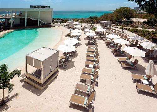 Bazén v ubytování Sonesta Ocean Point Resort- All Inclusive - Adults Only nebo v jeho okolí
