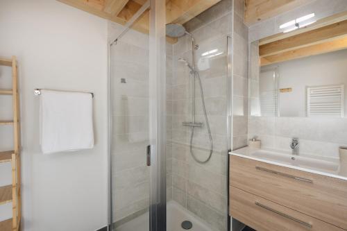 a bathroom with a shower and a sink at Alpium, Morzine centre, 5 personnes in Morzine