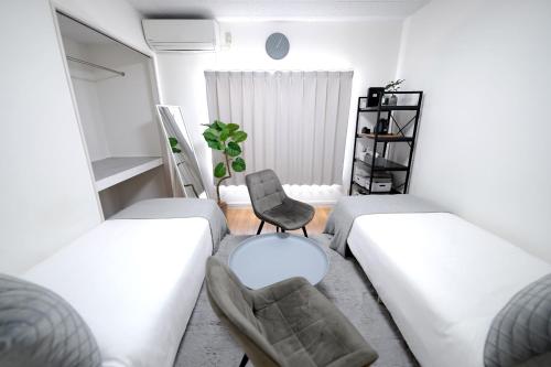 AM11out, Shinjuku Area, Projector, Twin, Modern