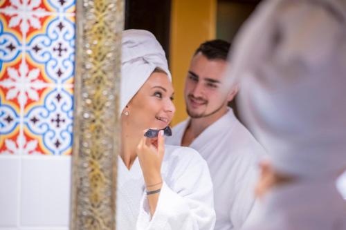 Гости Mesés Shiraz Hotel Superior-Adults only