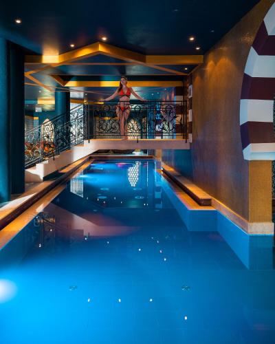 Бассейн в Mesés Shiraz Hotel Superior-Adults only или поблизости
