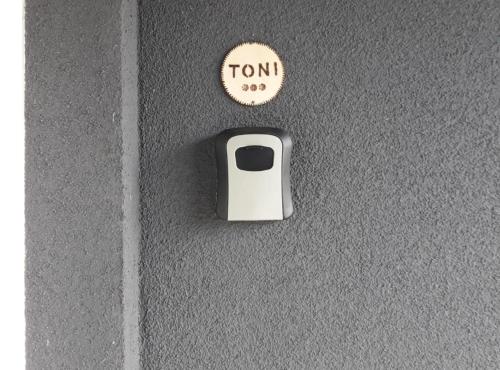 a button on a wall with a turn sign on it at Apartmani Tea i Toni in Gradište