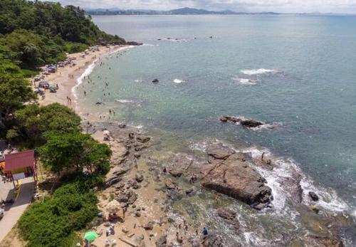 an aerial view of a beach with people in the water at Pousada Luz do Sol in Penha