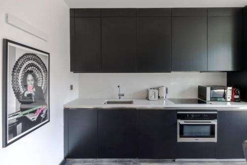 Η κουζίνα ή μικρή κουζίνα στο The "Slaycation" Crib - Soho - by Frankie Says