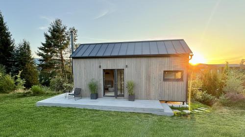 ein kleiner Schuppen mit einer Terrasse im Hof in der Unterkunft Tiny House Ještěd in Liberec