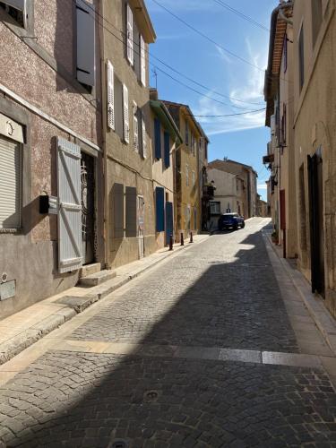 レ・ペンヌ・ミラボーにあるTriplex cosy au cœur du villageの車道を走る空き道