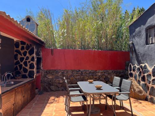 a patio with a table and chairs and a sink at Casa La Gollada in Cazadores