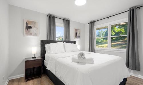 Belle HavenにあるUpscale Old Town Views 3BD Luxの白いベッドルーム(大型ベッド1台、窓付)