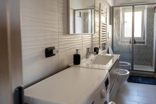 チャンピーノにあるHibiscus Apartment Ciampino Rome Romaの洗面台とトイレを備えた白いバスルーム