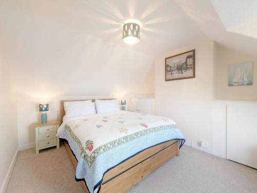 Postel nebo postele na pokoji v ubytování 5 Coastguard Cottages - Emsworth