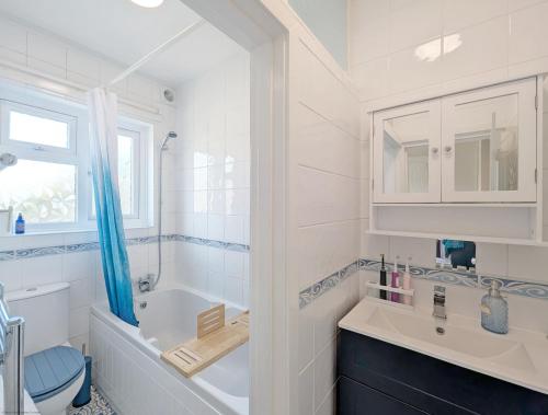 Koupelna v ubytování 5 Coastguard Cottages - Emsworth