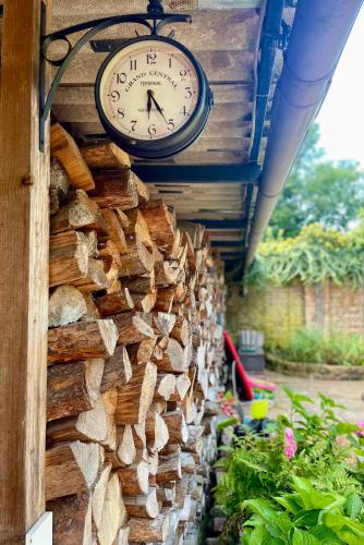 a clock on the side of a wall at Seeidyll an der Wublitz in Werder