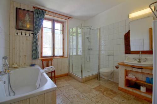 un bagno con vasca, doccia e lavandino di Bel Arrayo - gîte d'accueil de montagne - chambres d'hôtes a Cauterets