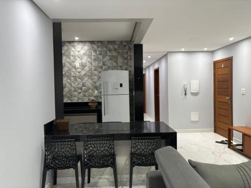 Kuchyň nebo kuchyňský kout v ubytování Apartamento novinho e central - 2 ou 3 quartos, 2 banheiros, elevador e estacionamento