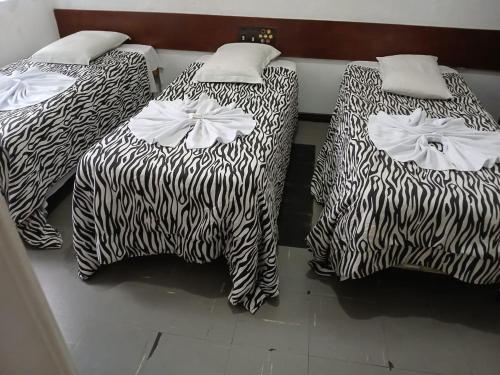 Una cama o camas en una habitación de igu falls