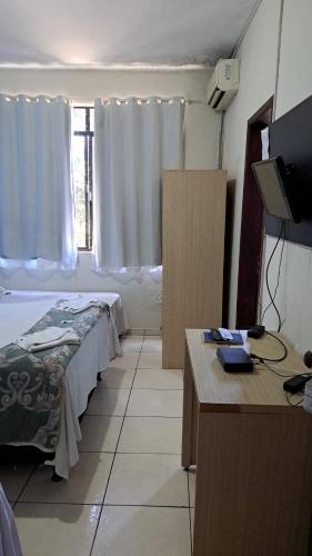 Una cama o camas en una habitación de igu falls