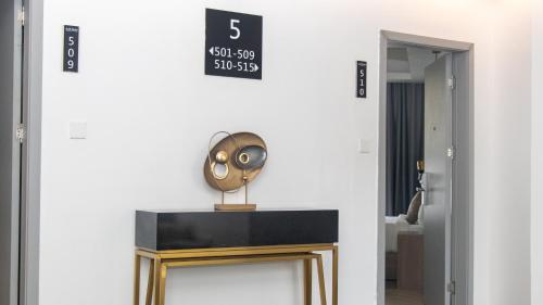 a clock on top of a fireplace in a living room at AXIL HÔTEL in Dakar