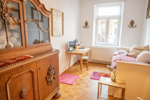 una sala de estar con un gran armario de madera. en Zimmer in Künstlerwohnung, en Stuttgart