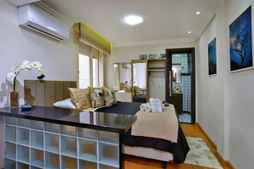 ポルト・アレグレにあるApt Aconhego no Centro Históricoのリビングルーム(カウンター付)