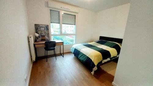 Ένα ή περισσότερα κρεβάτια σε δωμάτιο στο Belle Chambre Meublée, dans appart neuf de 3 CH