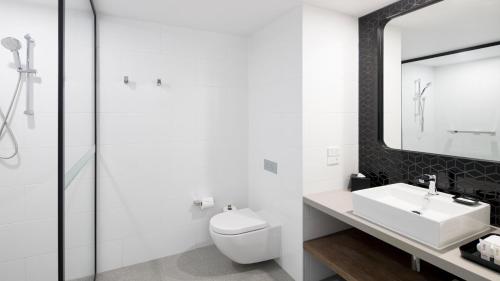 Ванная комната в Holiday Inn Sydney St Marys by IHG
