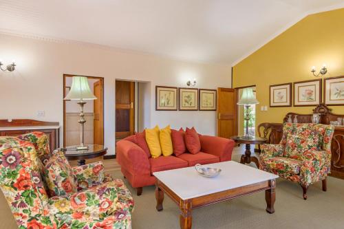 Un lugar para sentarse en Protea Hotel by Marriott Polokwane Ranch Resort