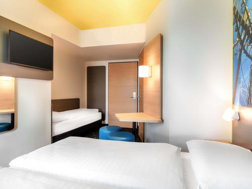 B&B Hotel Rust-Ettenheimにあるベッド