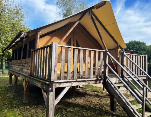 una pequeña casa con techo sobre una plataforma de madera en Glamping Park Schloss Thurn, en Heroldsbach