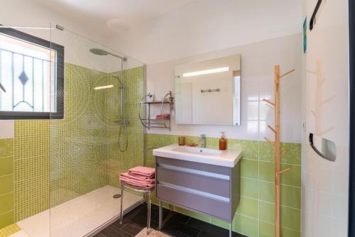 a bathroom with a sink and a shower at Villa L'ecrin Du Ventoux in Crillon-le-Brave