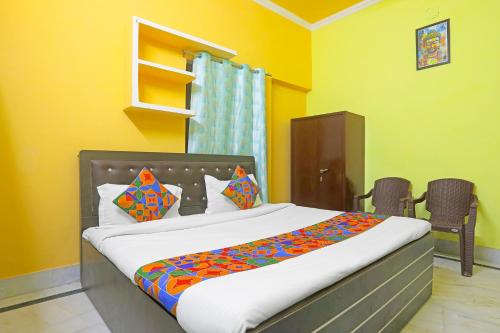 Cama o camas de una habitación en FabHotel Baba Guest House