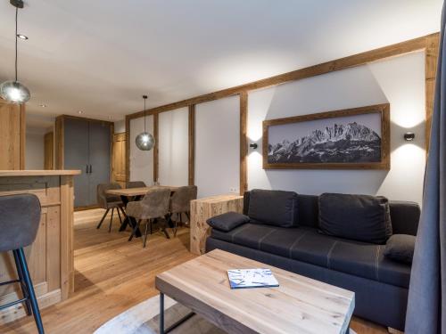 ein Wohnzimmer mit Couch und Tisch in der Unterkunft Kitzjuwel in Größing