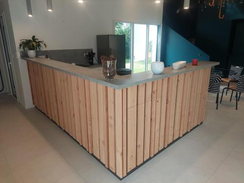 a wooden counter top in a room with chairs at Villa 4 étoiles en bord de mer - Insolite et Dépaysante in Saint-Jacut-de-la-Mer