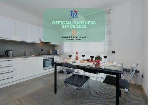una cocina con una mesa con sillas y un cartel en Marriott The Wind Rose renovation 2025 DesenzanoLoft Official Partner Homes & Villas by Marriott Bonvoy, en Desenzano del Garda