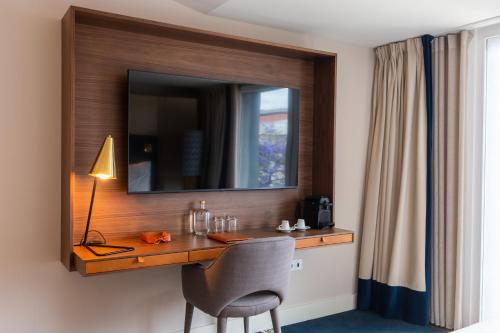 a room with a desk with a mirror and a chair at Palácio do Governador - Lisbon Hotel & Spa in Lisbon